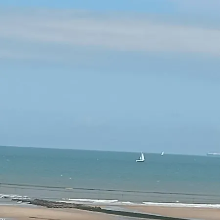 Zeezicht Mariakerke 公寓 *